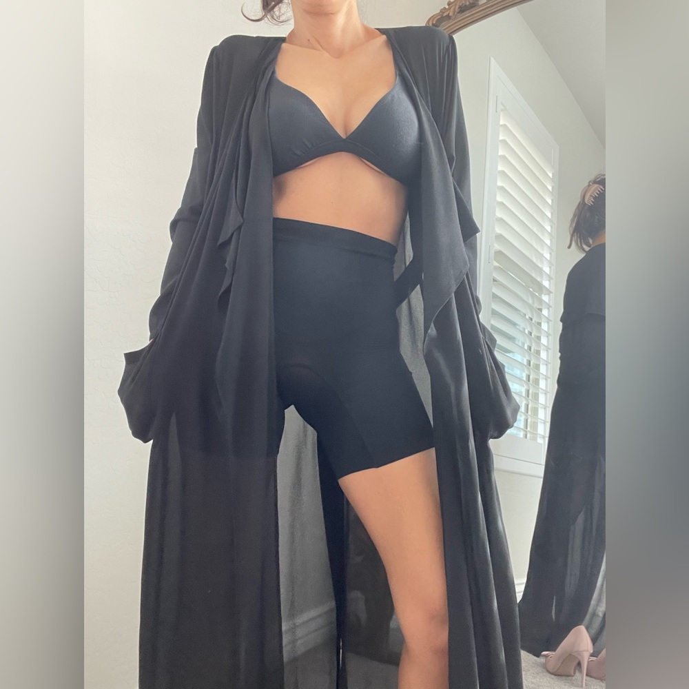 🖤The Chic Robe 🖤 - Picture 4 of 14